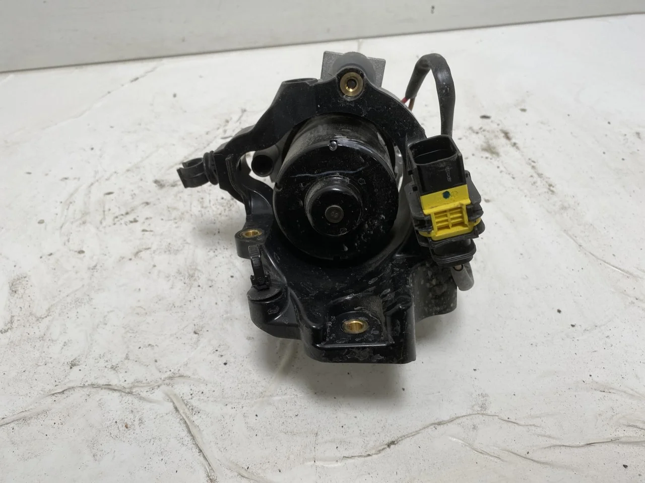 Mercedes EQC 2020- Vacuum pump view 4