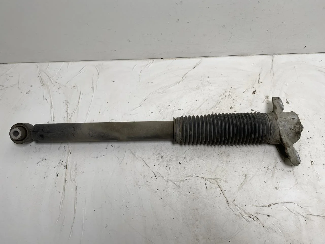 Kia EV6 2022- Shock absorber, rear view 3