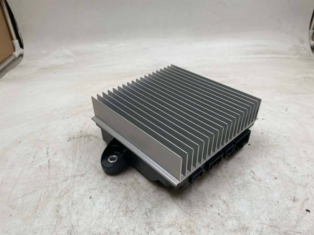Tesla MODEL Y 2021- Radio / hi-fi amplifier