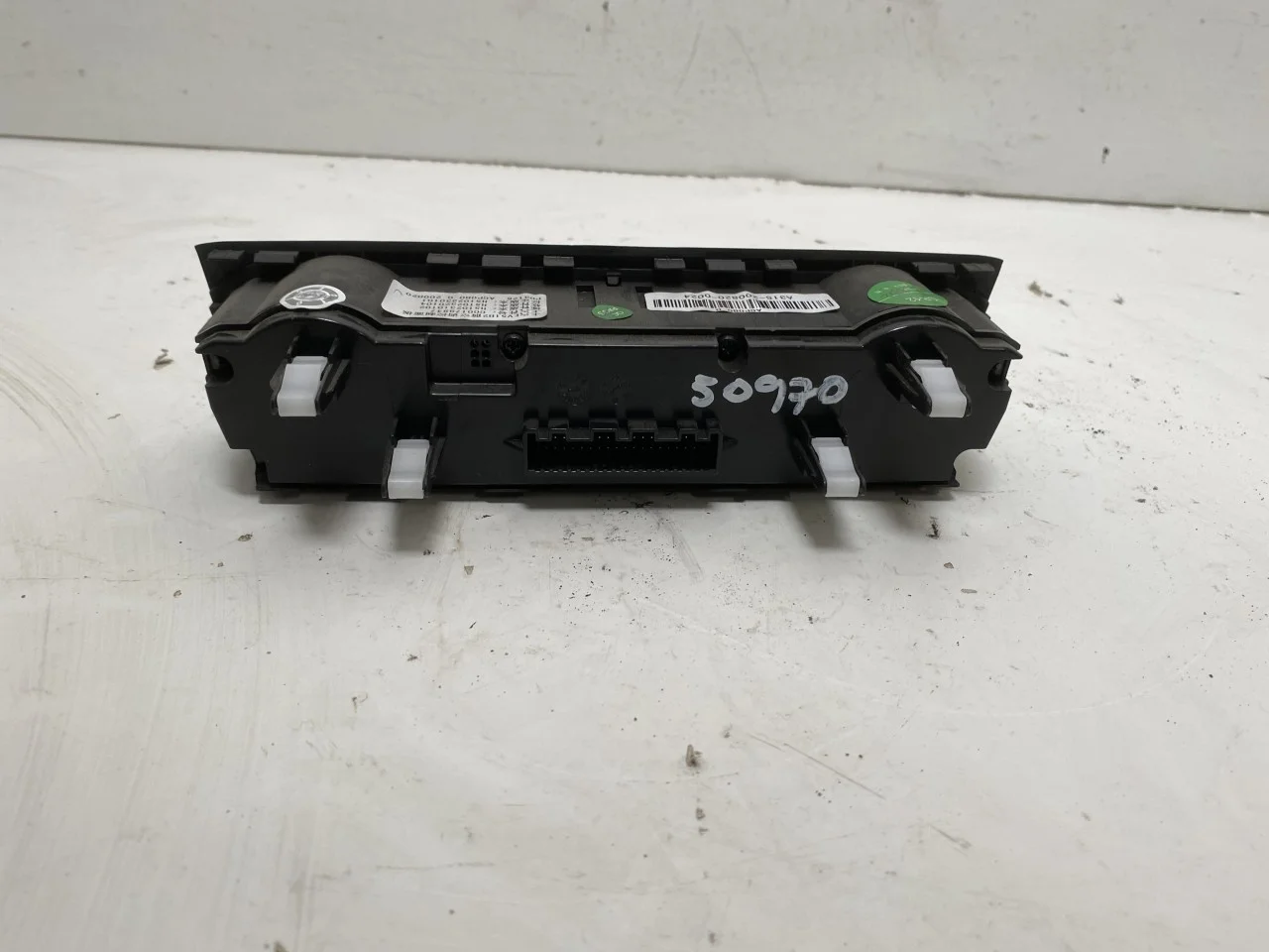 Maxus EUNIQ5 MPV 2021- Heater control unit view 3