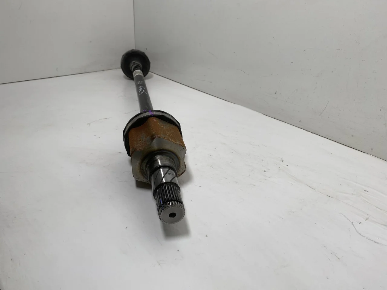 Tesla MODEL Y 2021- Rear right driveshaft view 3