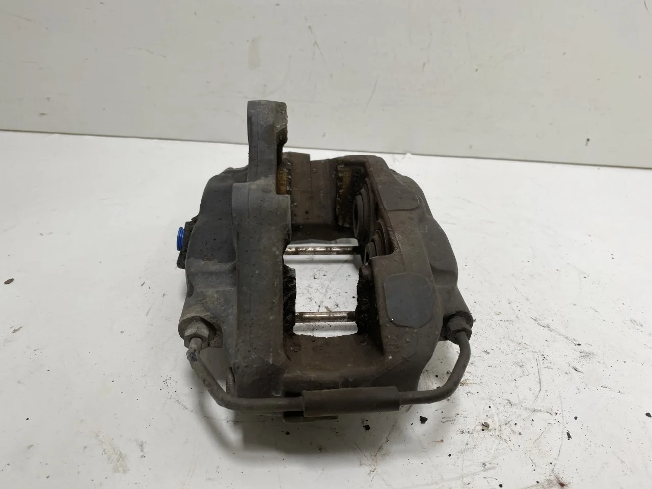 Tesla MODEL S 2013- Rear right brake caliper view 3