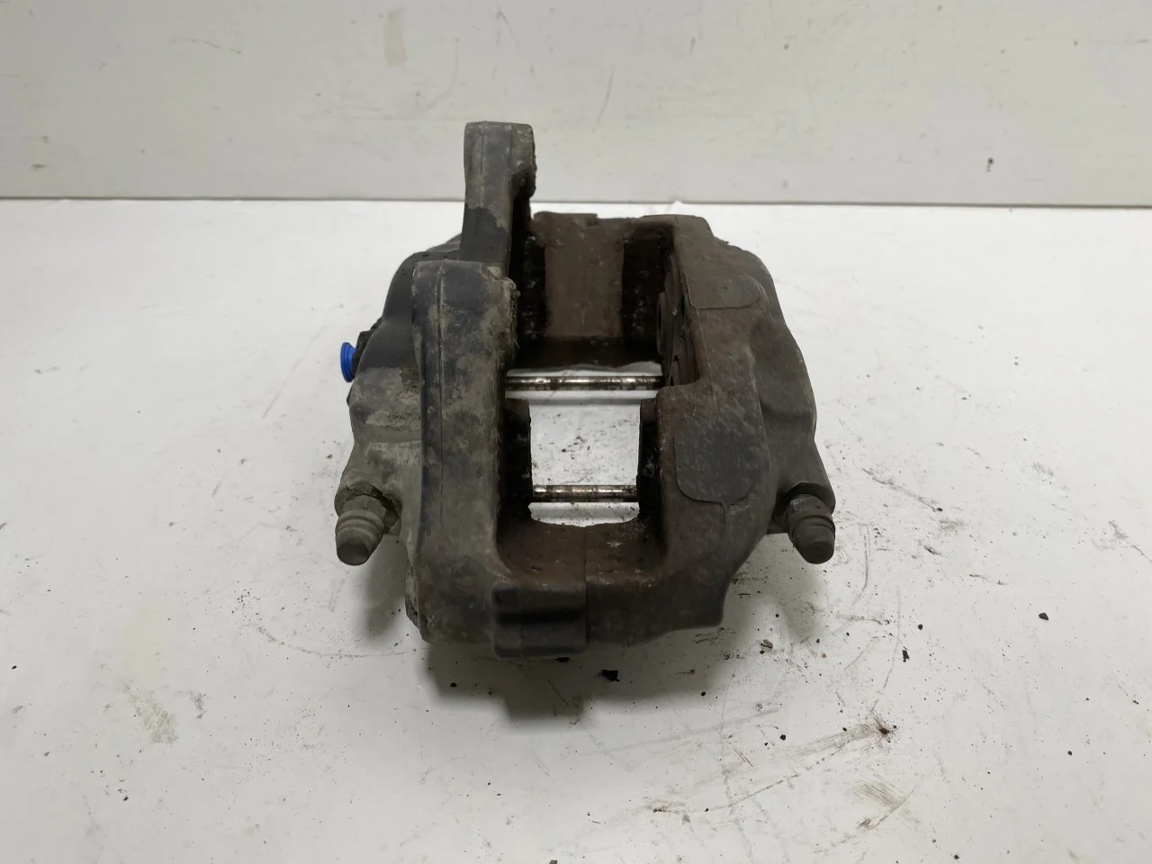 Tesla MODEL S 2013- Rear left brake caliper view 3