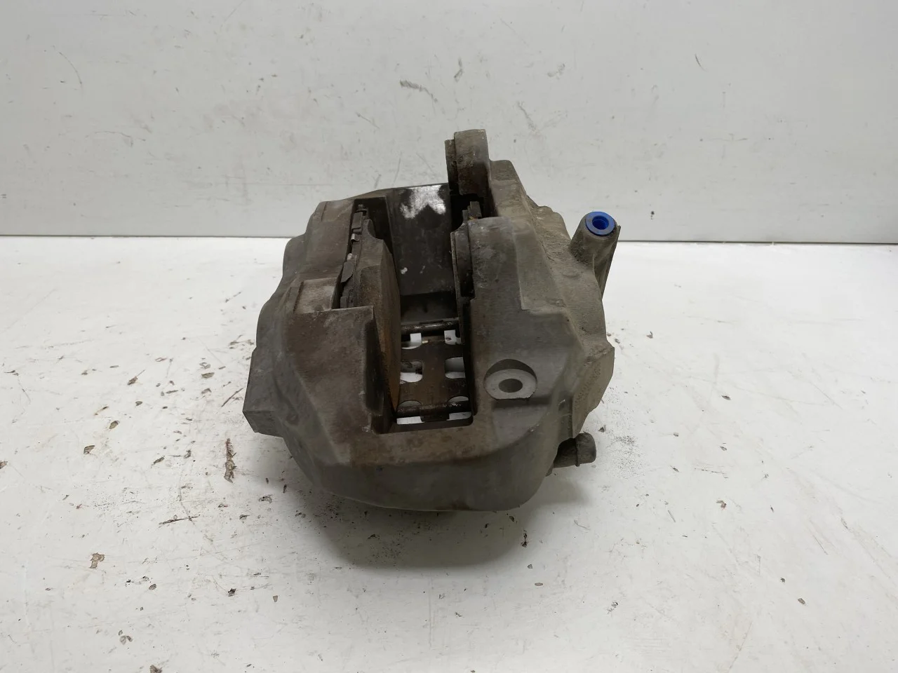 Mercedes EQC 2020- Front left brake caliper view 3