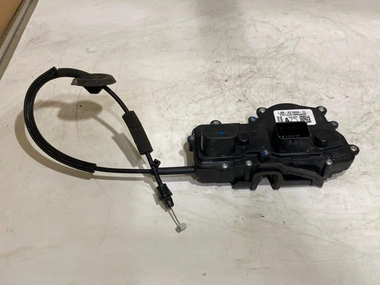 Ford MUSTANG MACH-E 2021- Door lock housing view 2