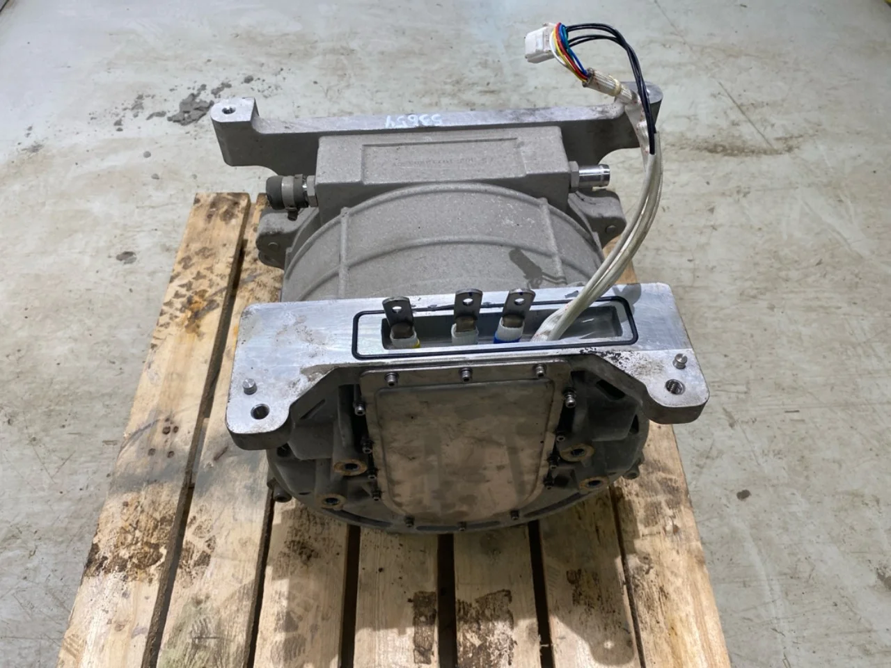 Maxus EV80 2019-> Front electric motor view 4