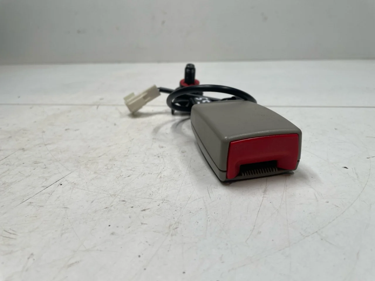 Maxus EV80 2019-> Seat belt buckle / anchor view 2