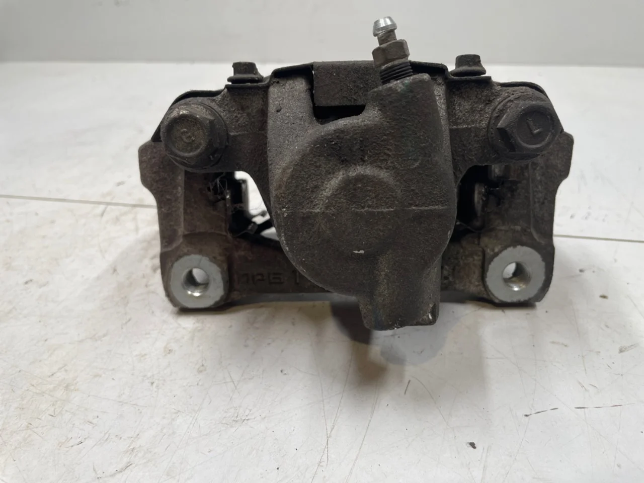 Maxus EV80 2019-> Rear left brake caliper view 3