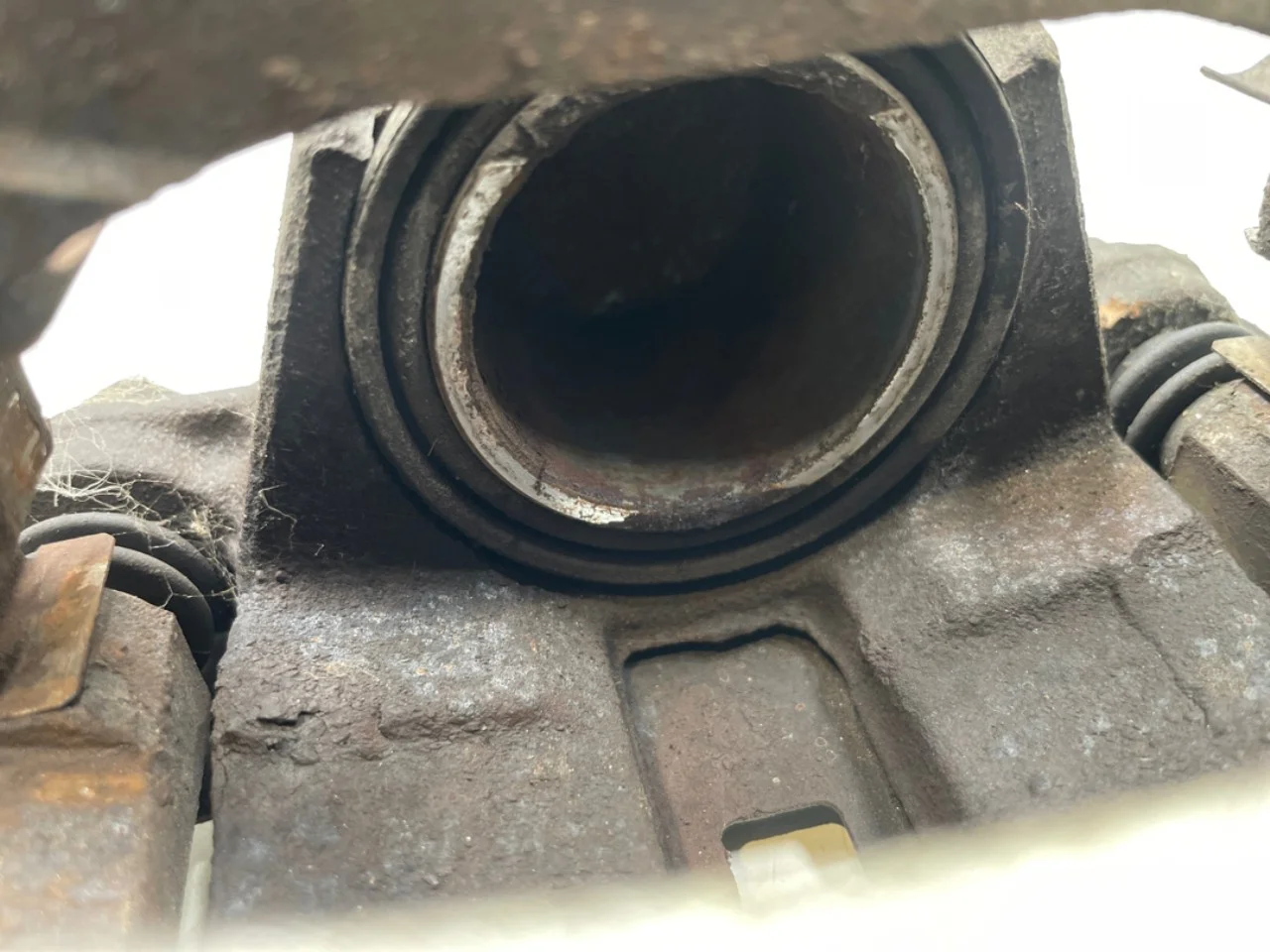 Maxus EV80 2019-> Rear left brake caliper view 4
