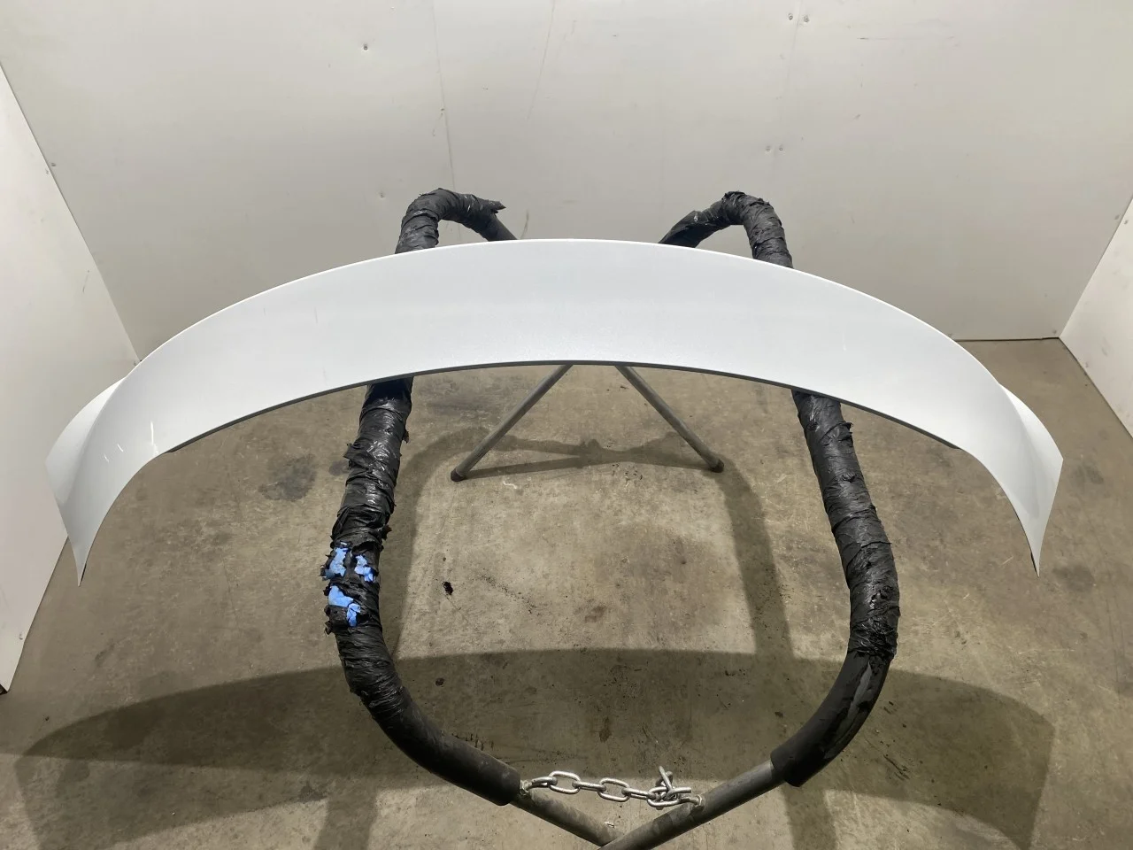 Tesla MODEL Y 2021- Spoiler, tailgate view 2