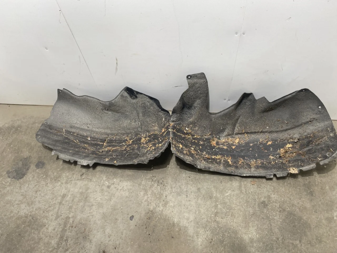 Tesla MODEL Y 2021- Inner fender liner view 2