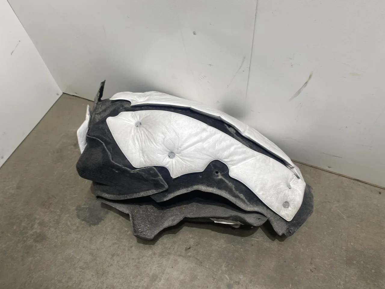 Tesla MODEL Y 2021- Inner fender liner view 2