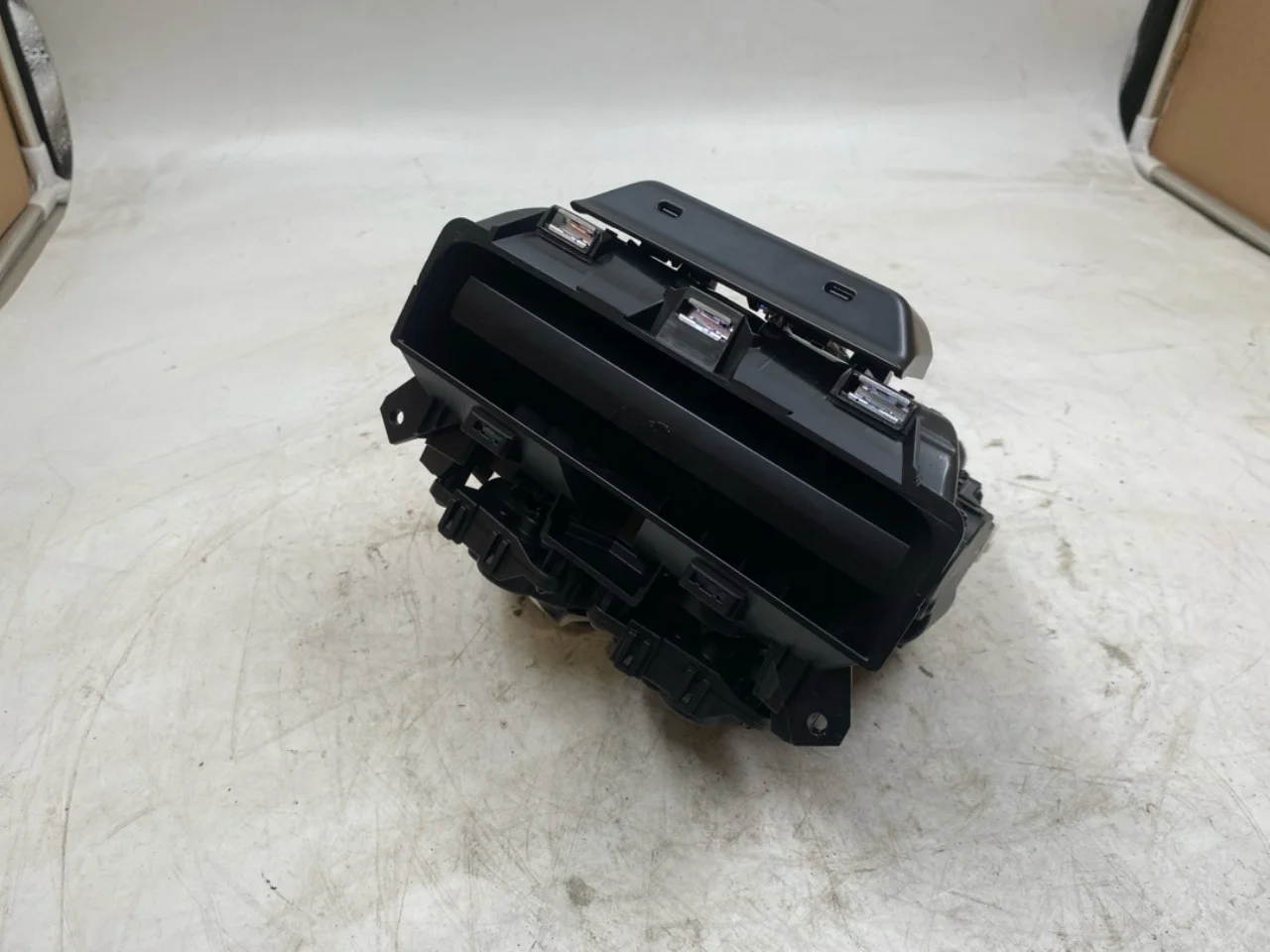 Tesla MODEL Y 2021- Középkonzol