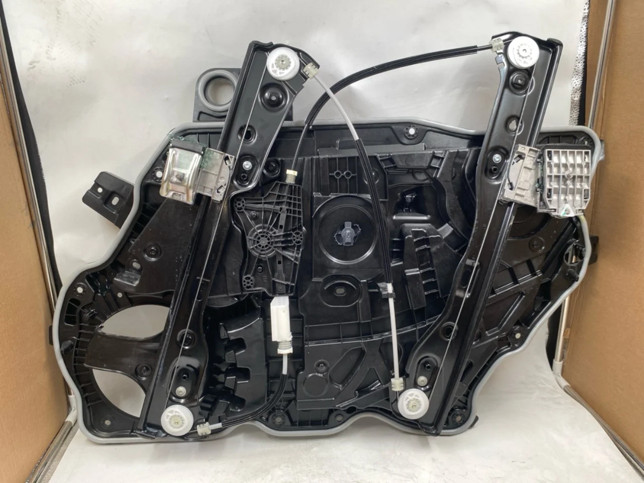 Tesla MODEL Y 2021- Electric window regulator, complete view 2
