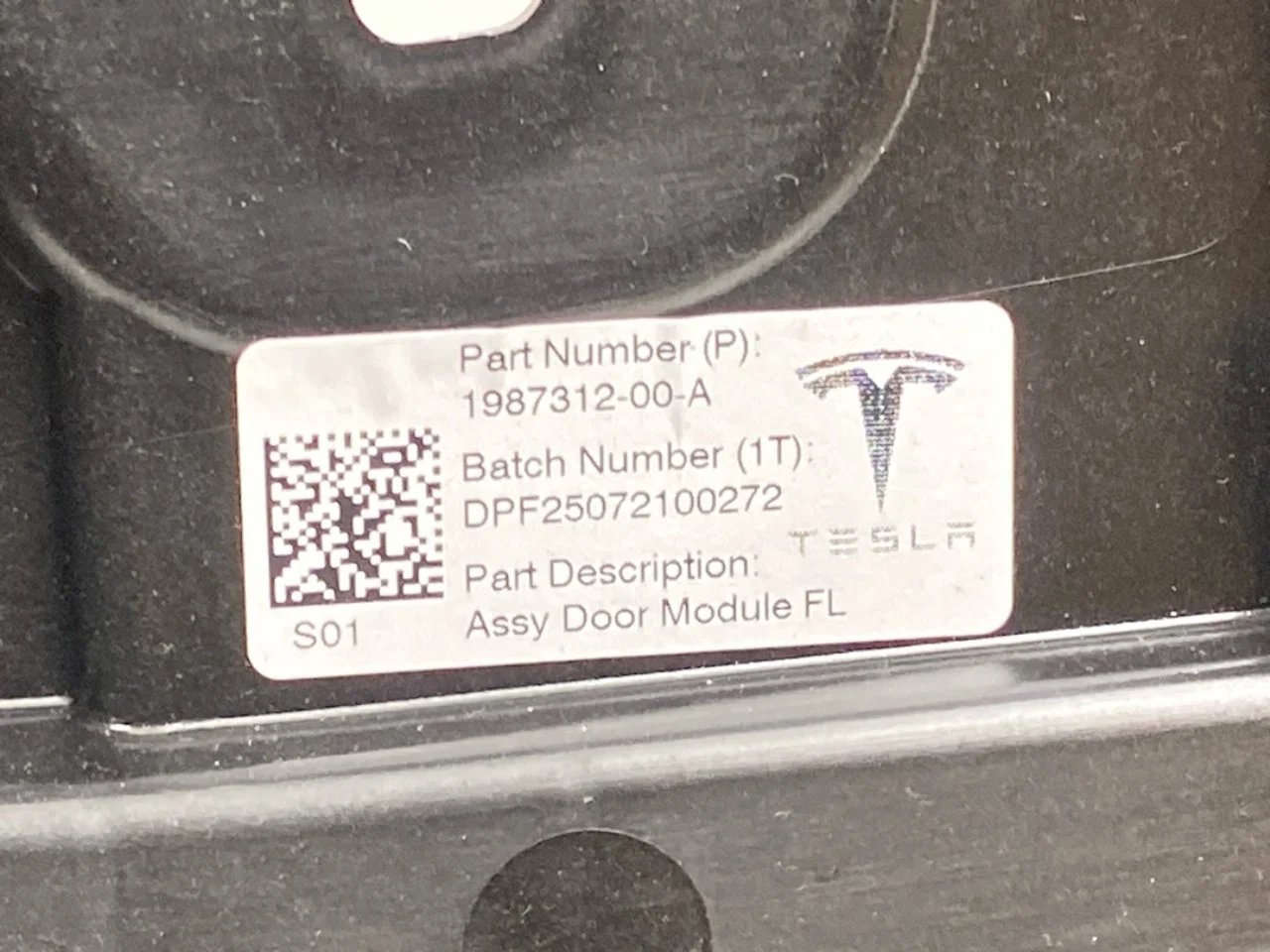 Tesla MODEL Y 2021- Electric window regulator, complete view 3