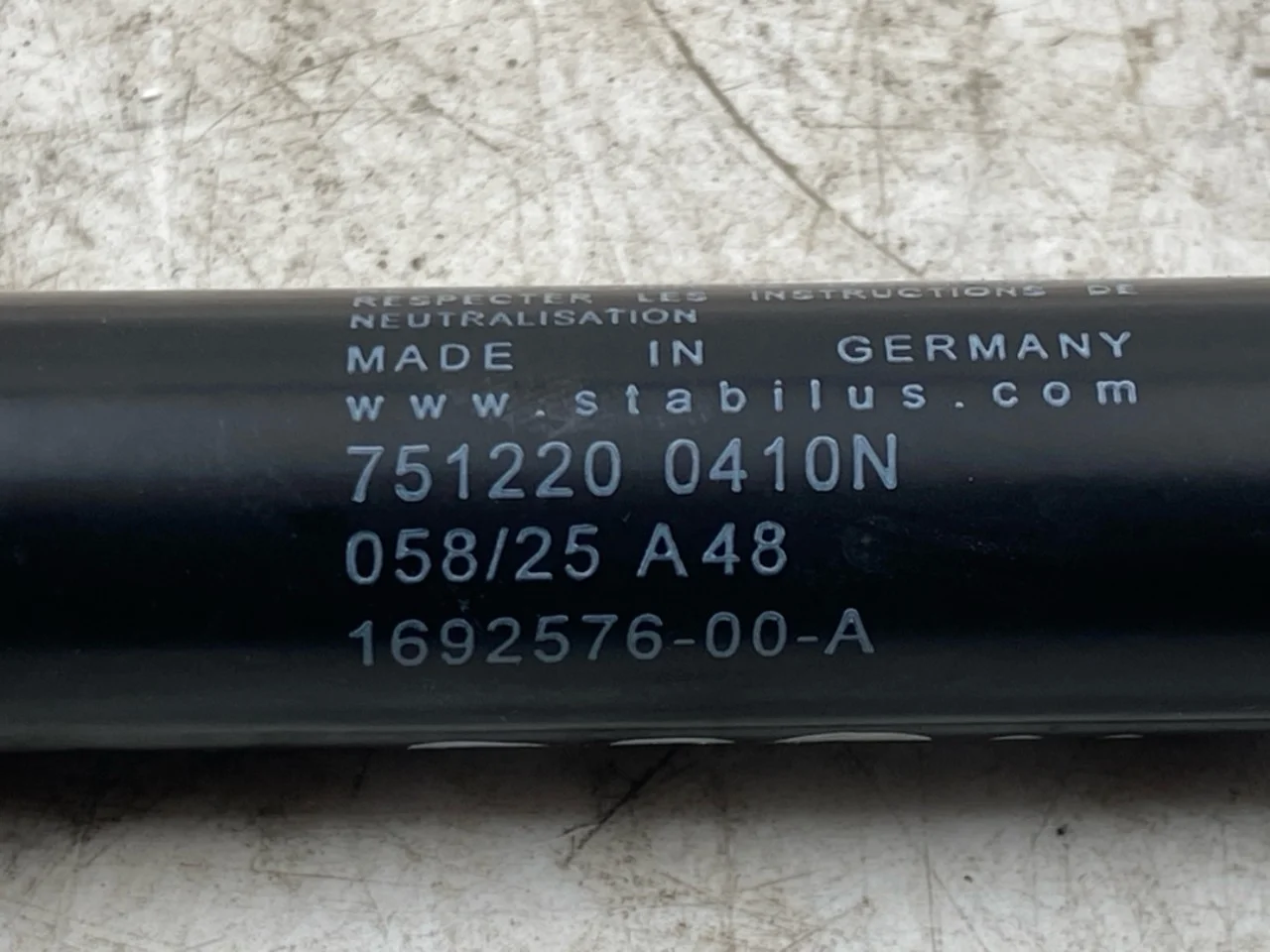 Tesla MODEL Y 2021- Hood gas strut view 4
