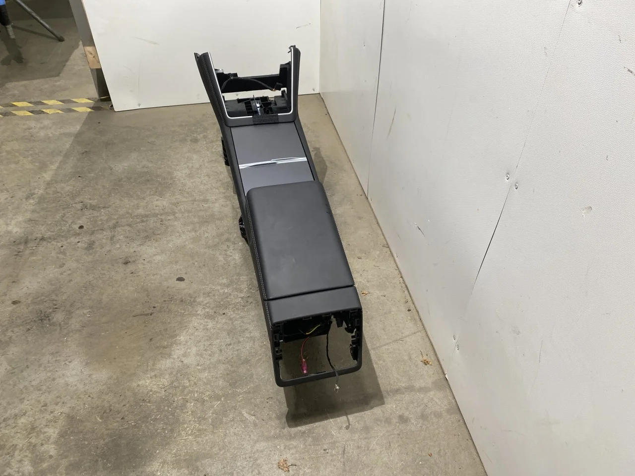 Tesla MODEL Y 2021- Kartámasz nézet 3