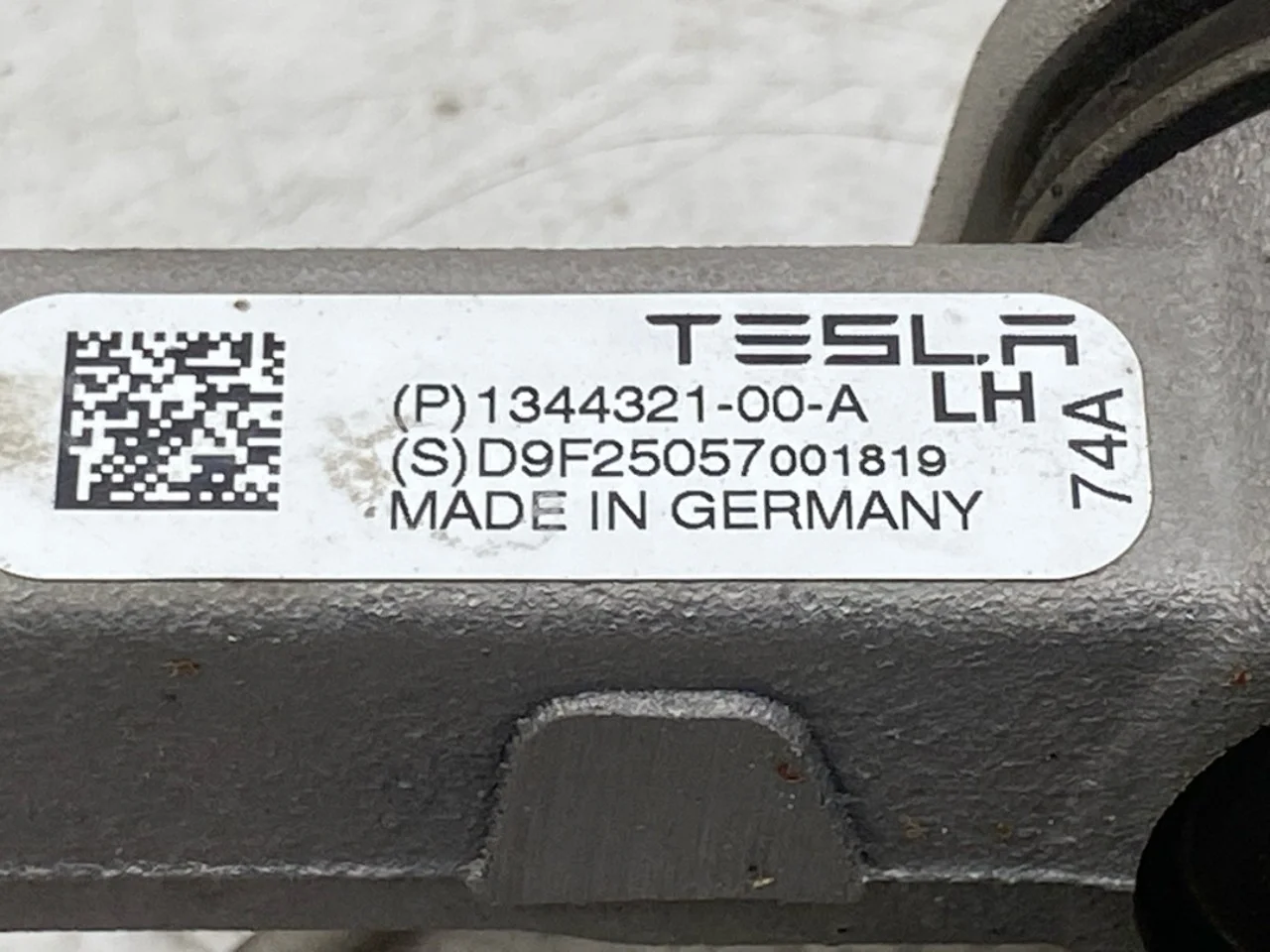 Tesla MODEL Y 2021- Braț suspensie, față stânga superior vedere 3