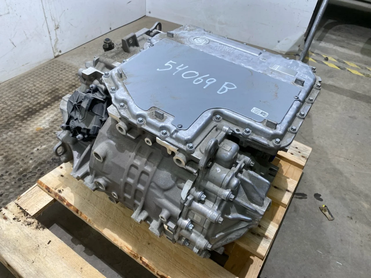 BMW I4 G26 2021-> Elektromos motor, hátsó nézet 2