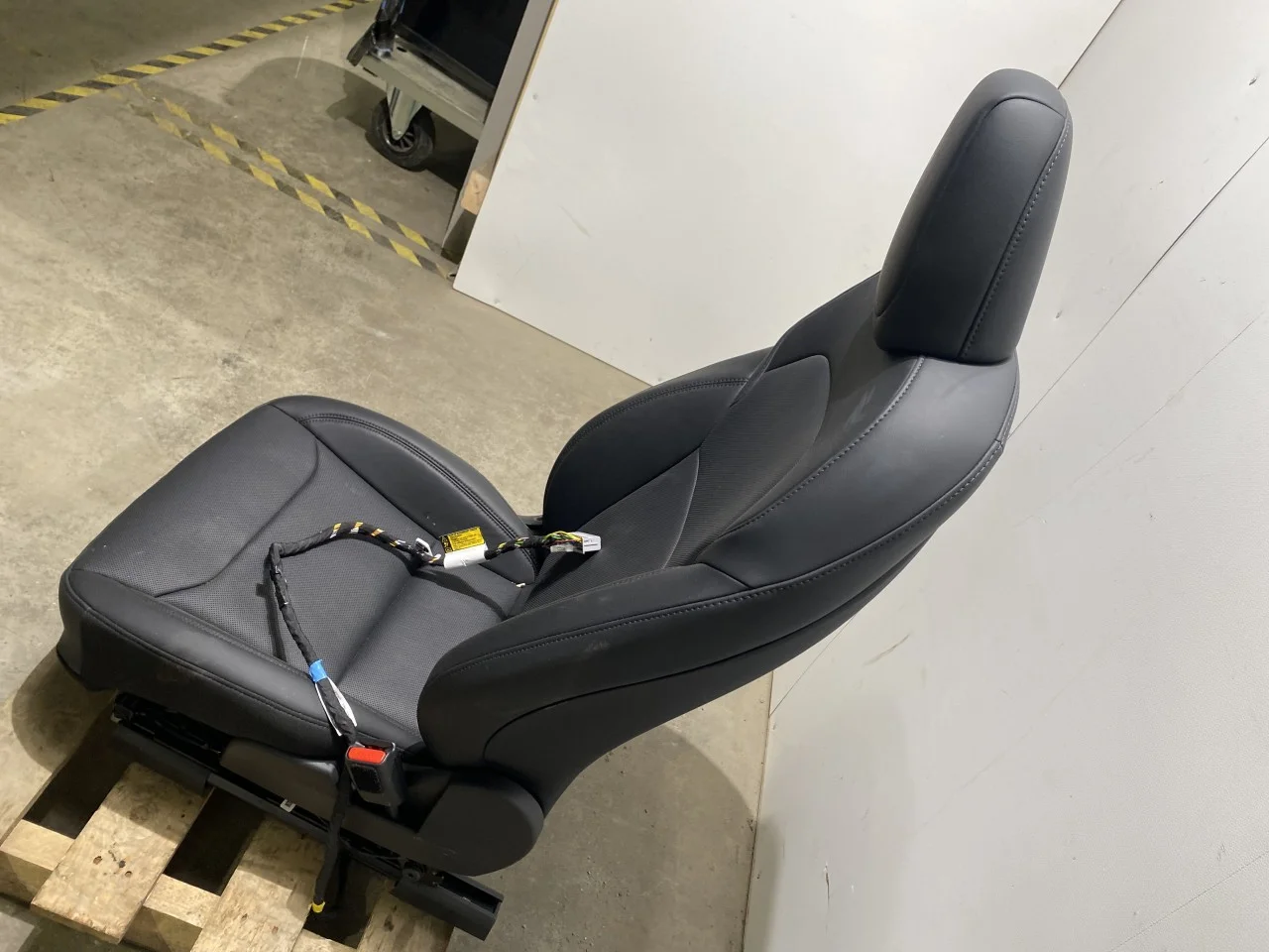 Tesla MODEL Y 2021- Ülés, első, jobb nézet 2