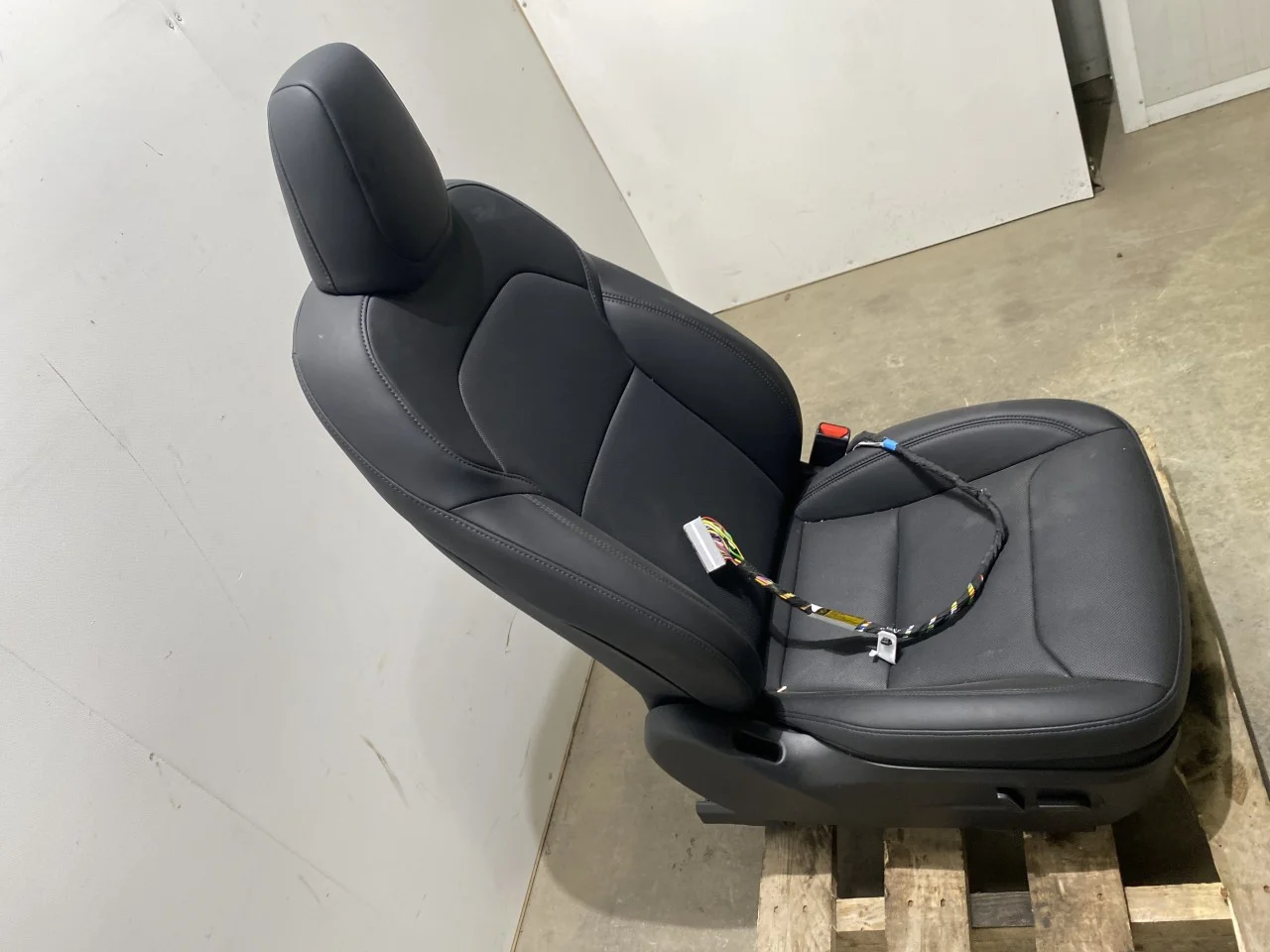 Tesla MODEL Y 2021- Ülés, első, jobb nézet 3