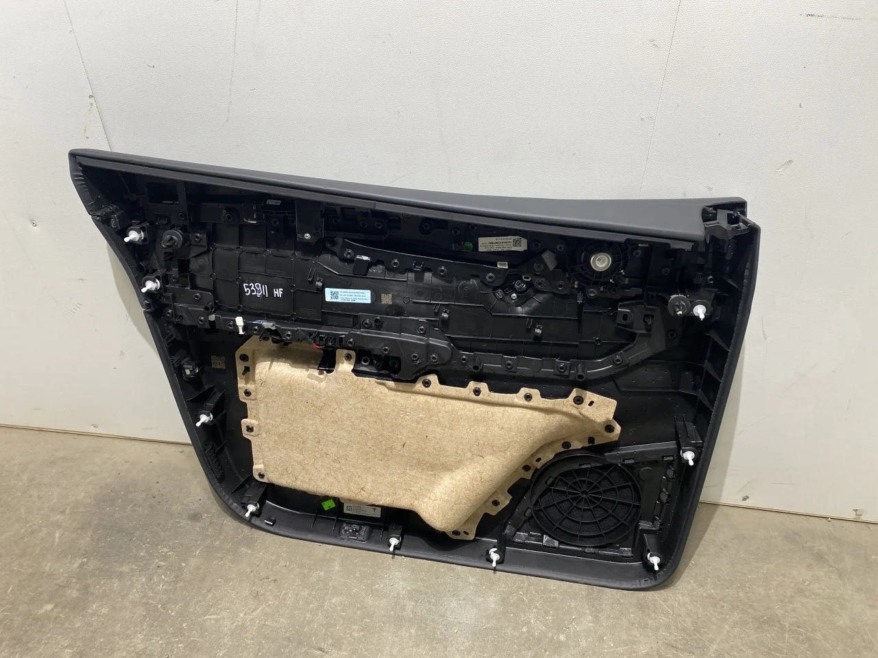 Tesla MODEL Y 2021- Door trim panel, right view 3