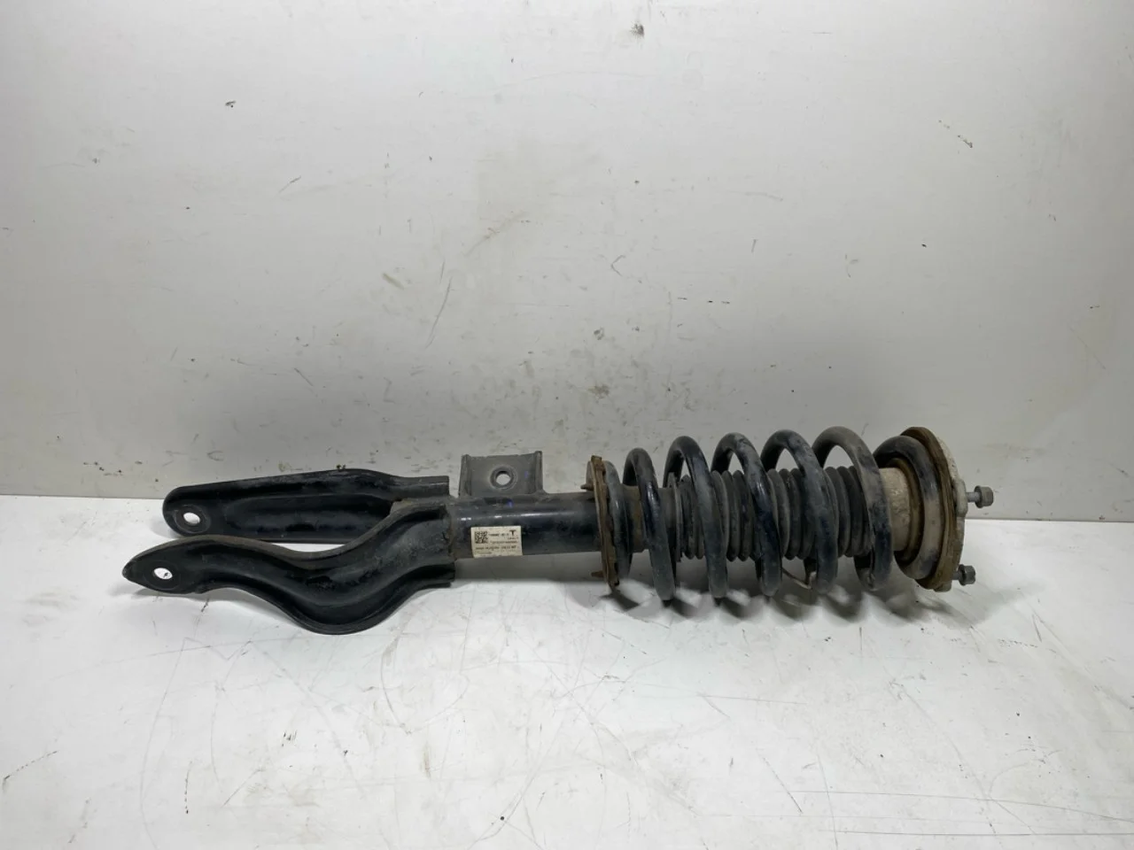 Tesla MODEL Y 2021- Strut assembly, front right view 2