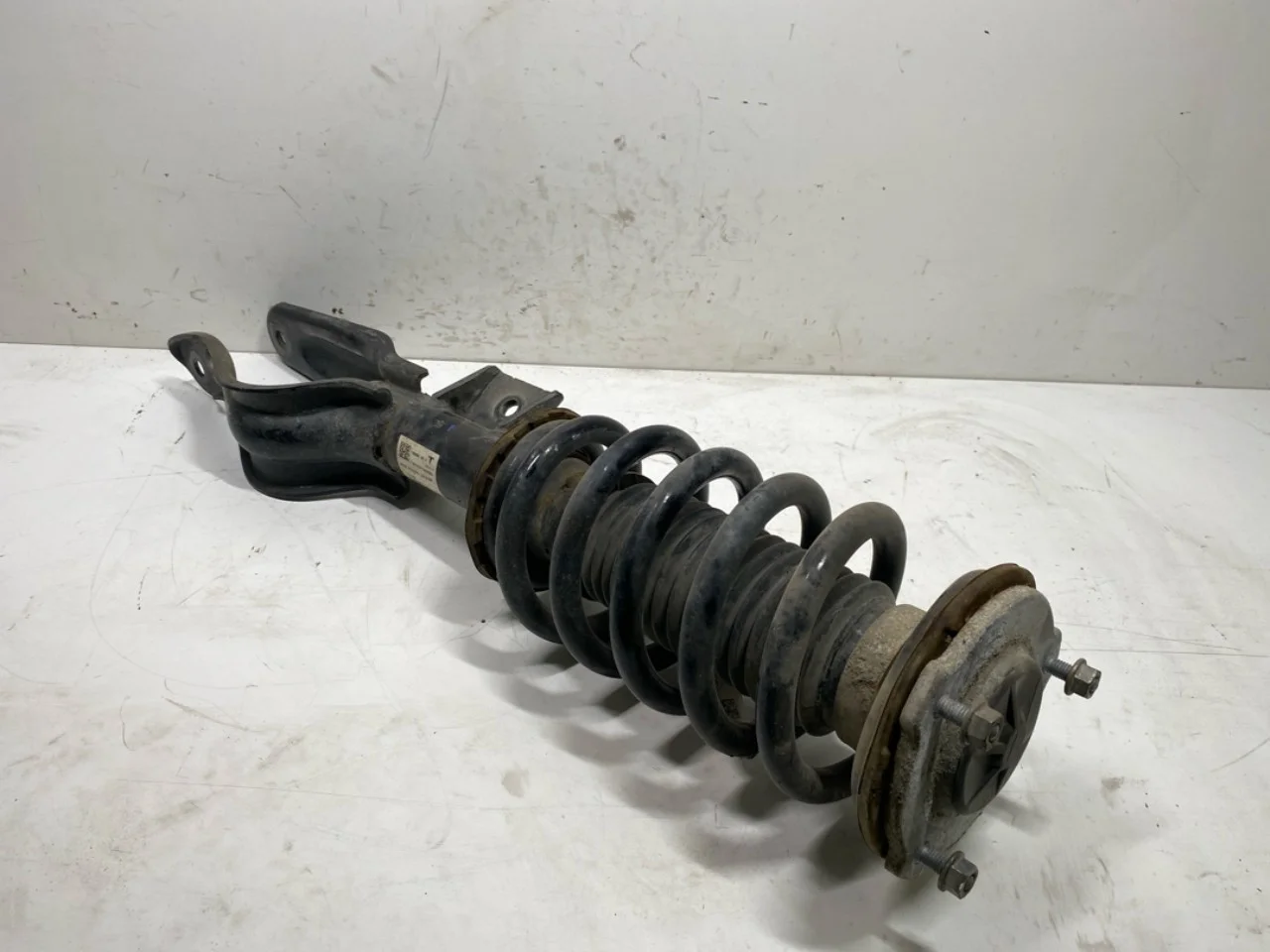 Tesla MODEL Y 2021- Strut assembly, front right view 3