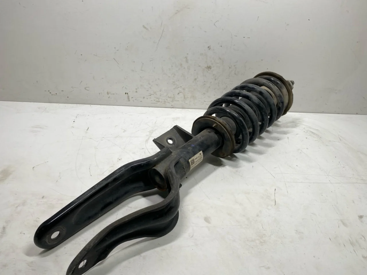 Tesla MODEL Y 2021- Strut assembly, front right view 4