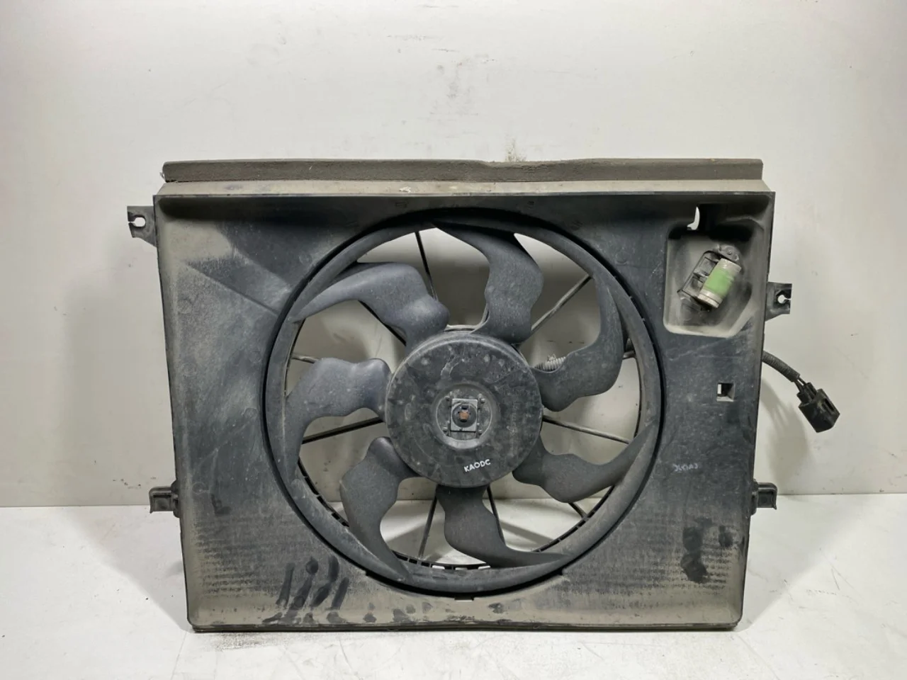 Kia SOUL 2009- Electric cooling fan view 2