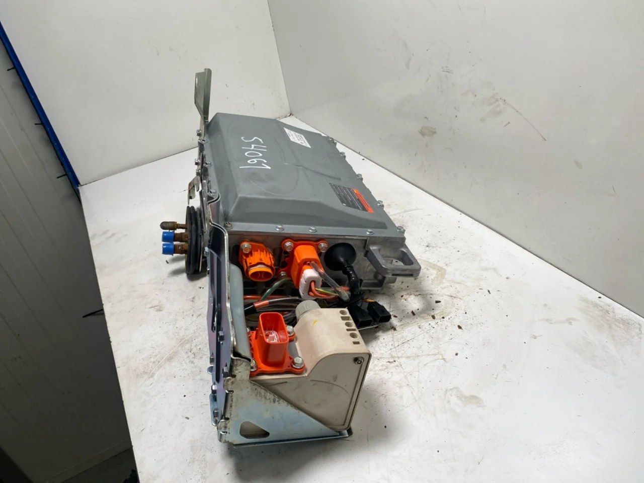 Nissan LEAF 2011-17 Battery charger view 4