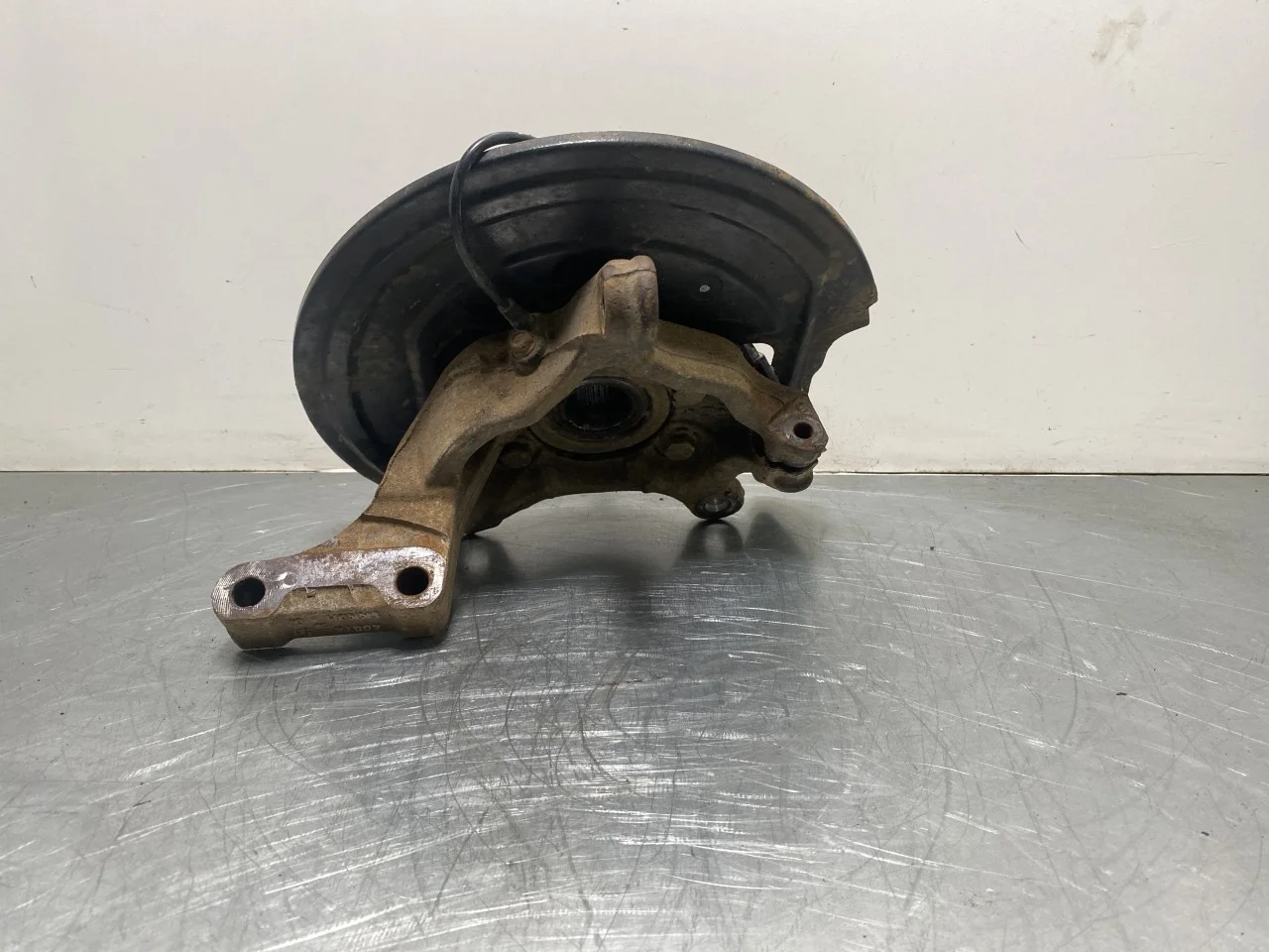 Nissan LEAF 2017-24 Front right steering knuckle view 2