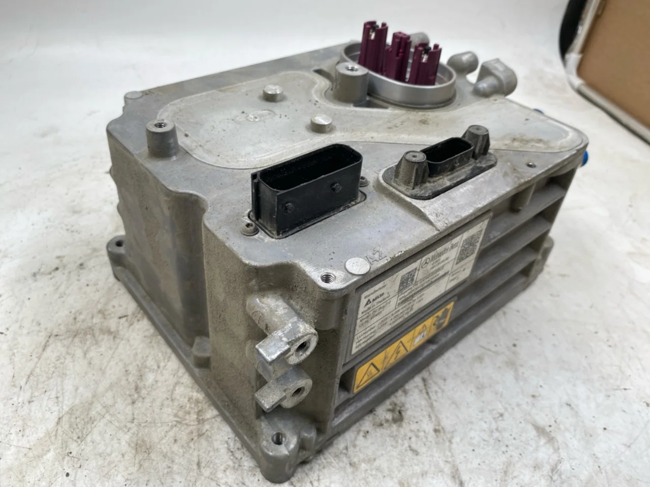 Mercedes EQS SUV X296 2022- Inverter, 12-220V view 2