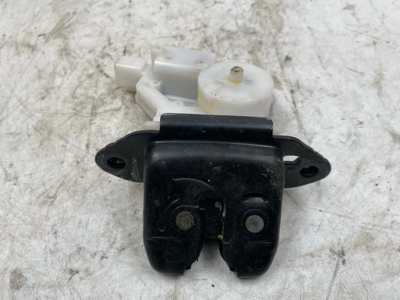 Nissan LEAF 2017-24 Tailgate lock
