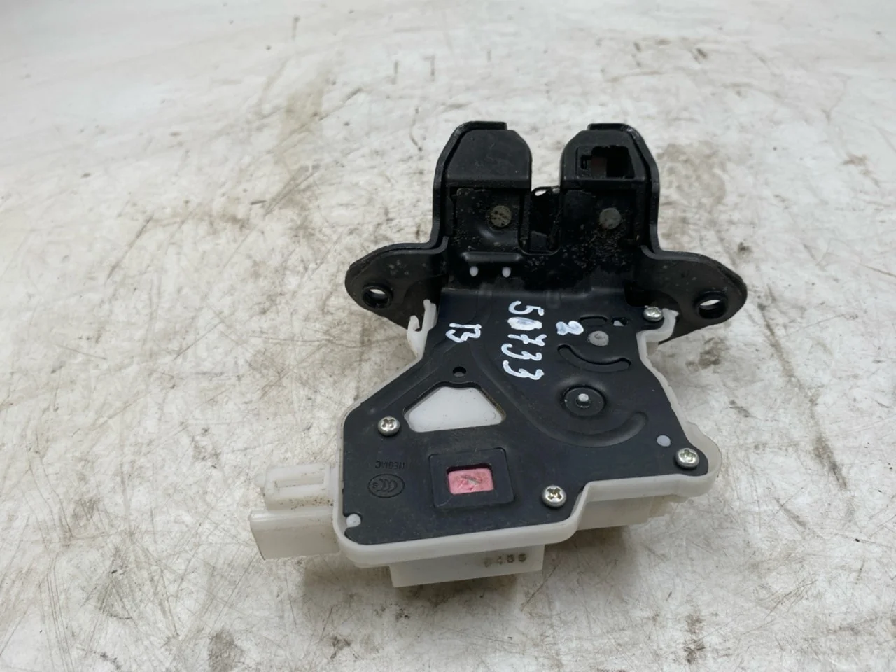 Nissan LEAF 2017-24 Tailgate lock view 3