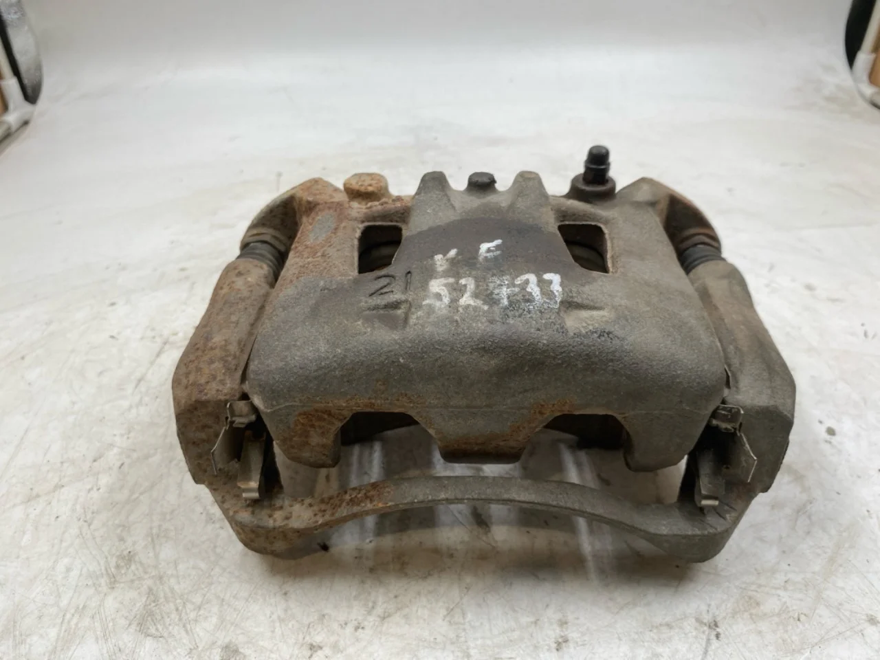Nissan LEAF 2017-24 Front left brake caliper