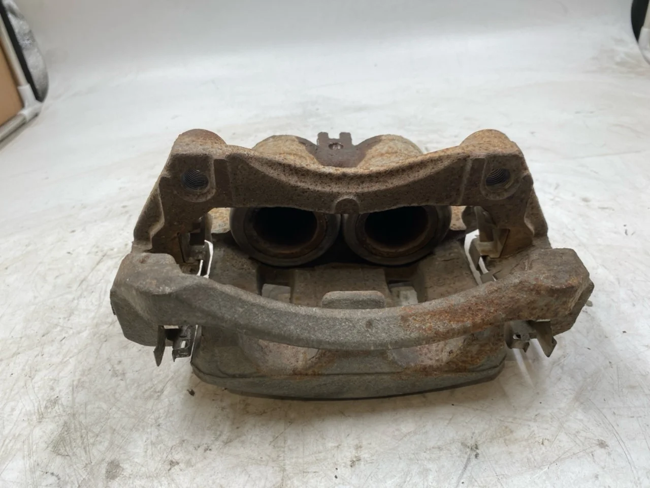 Nissan LEAF 2017-24 Front left brake caliper view 3