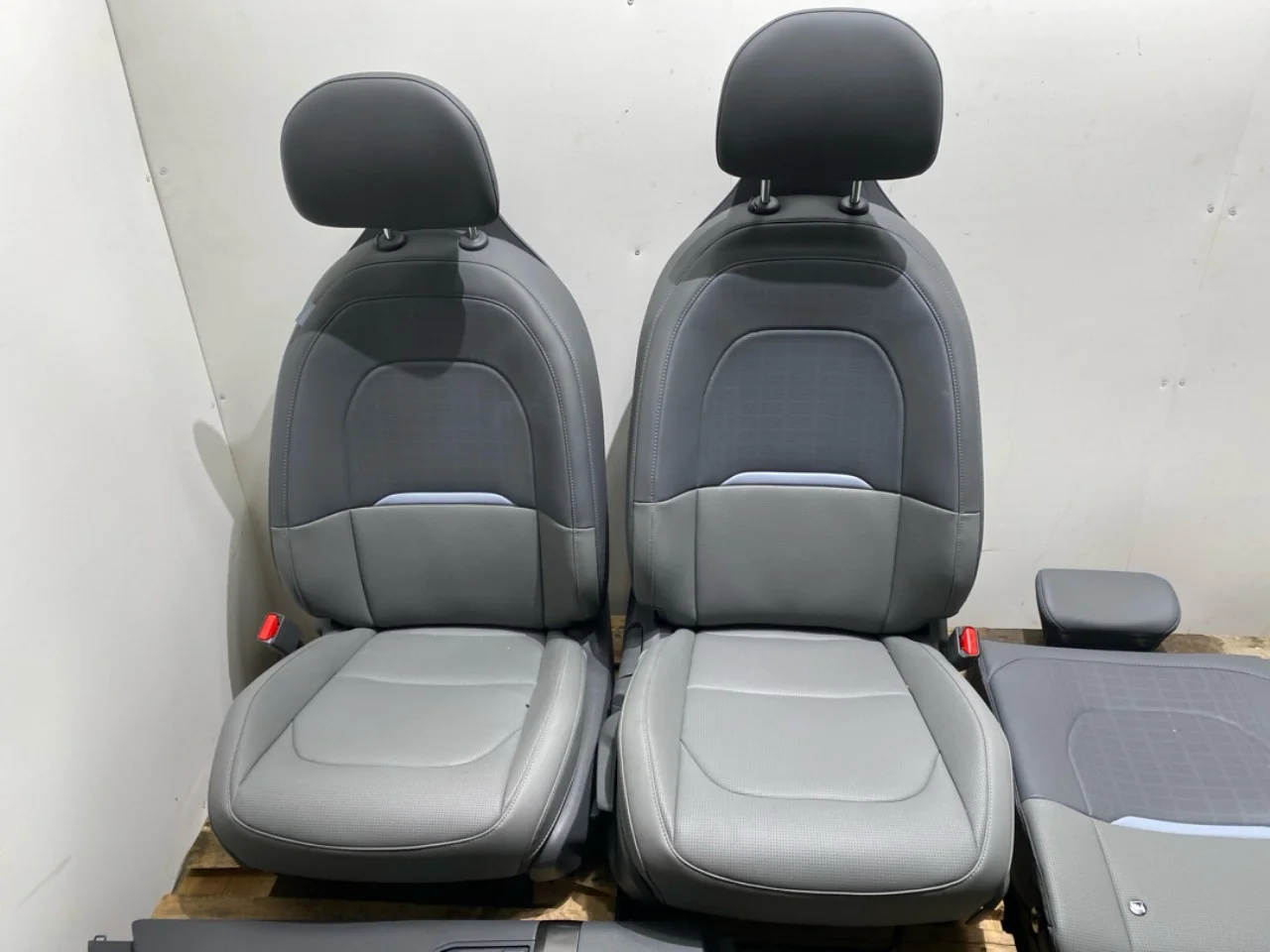 Seats, front and rear, complete view 2