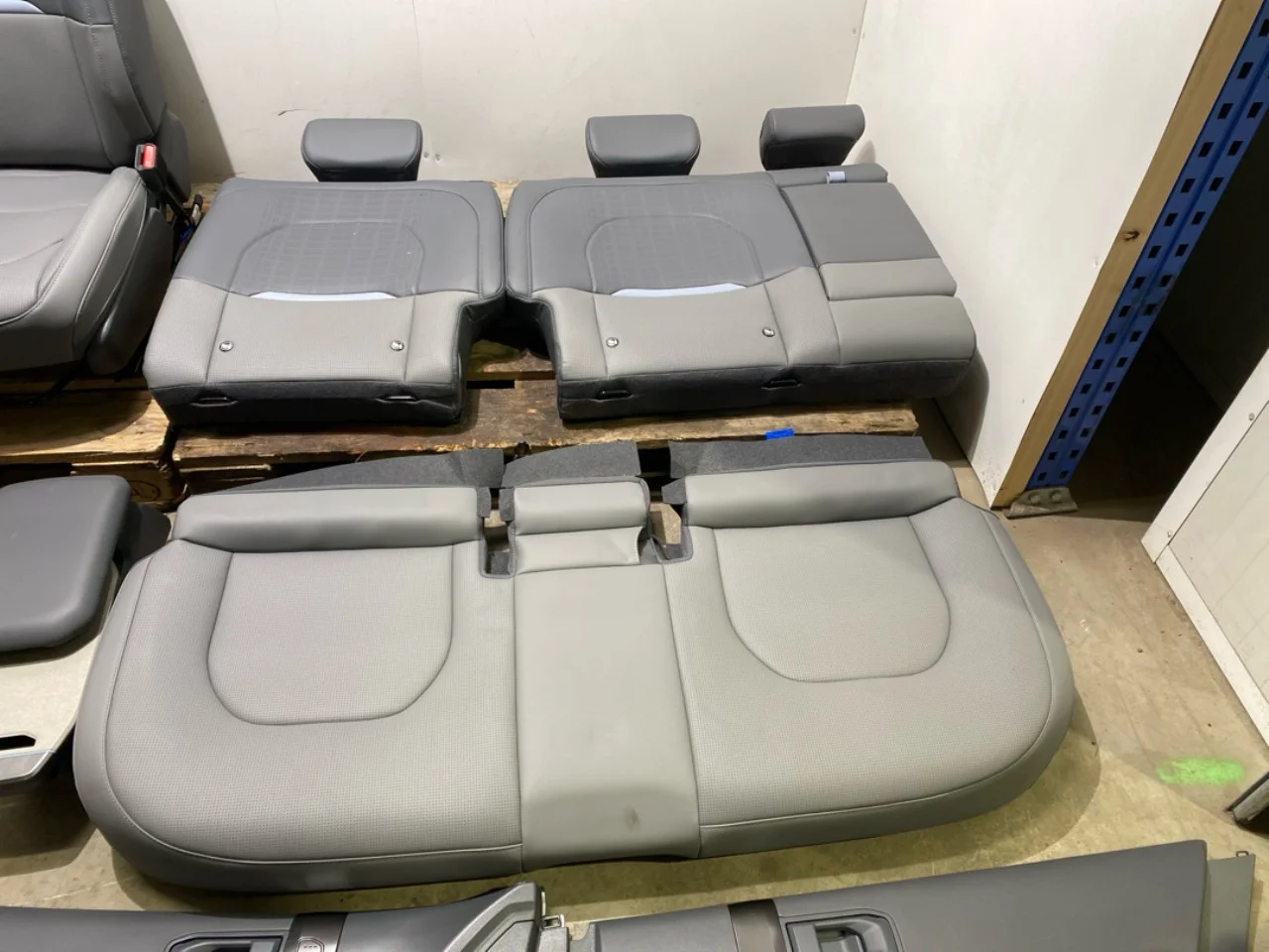 Seats, front and rear, complete view 3