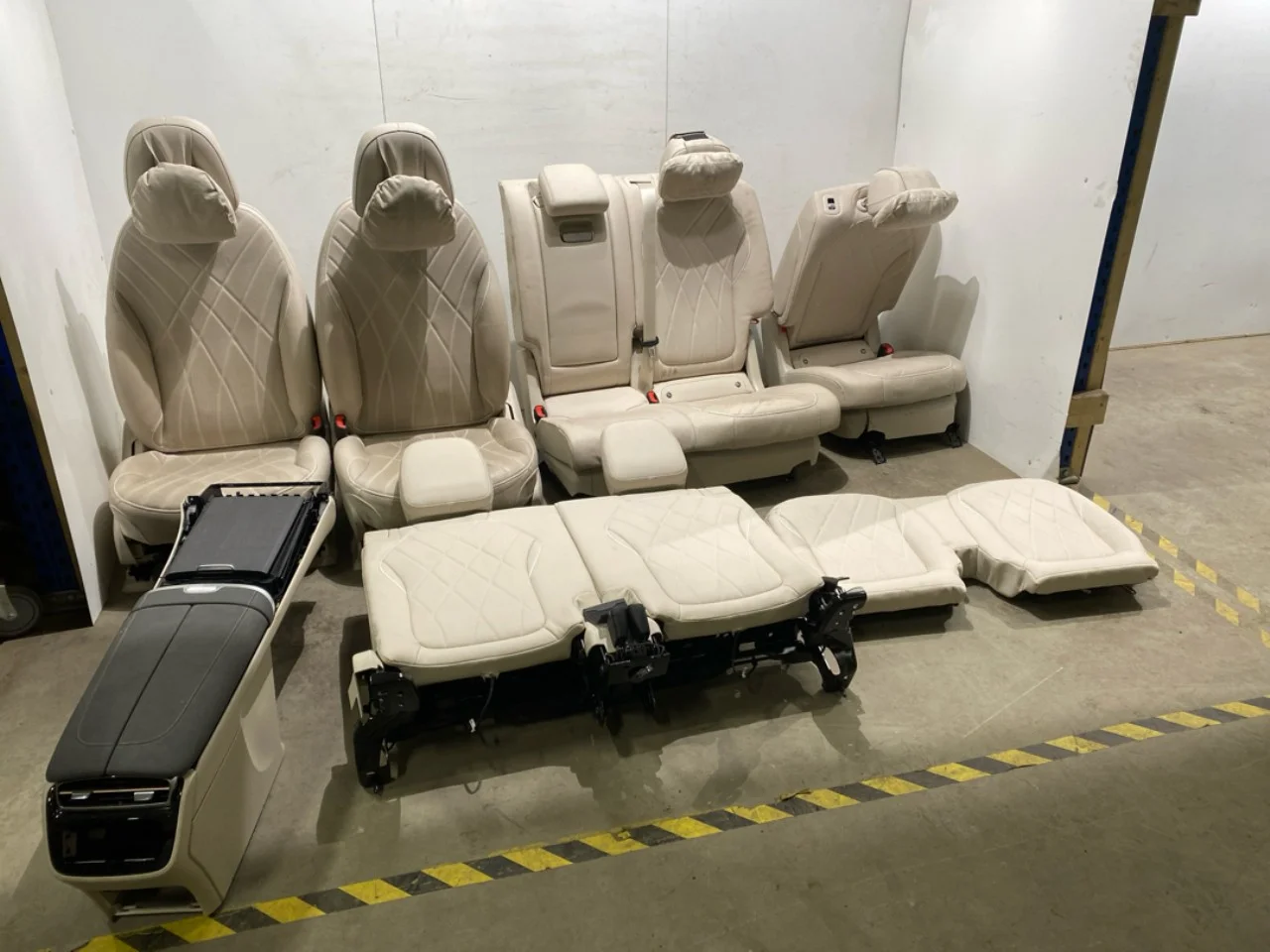 Mercedes EQS SUV X296 2022- Seats, front and rear, complete
