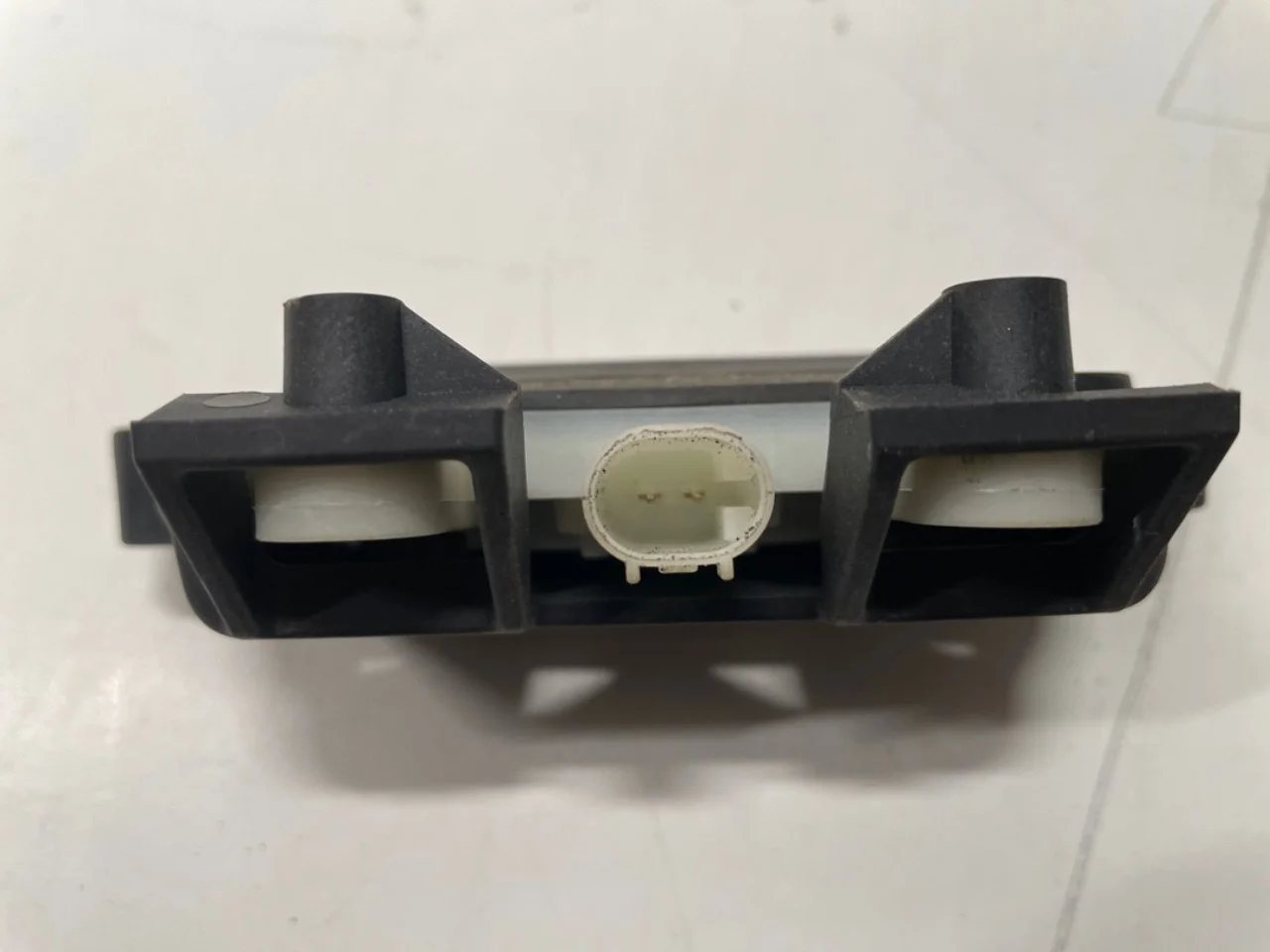 Tesla MODEL S 2013- Tailgate switch view 3