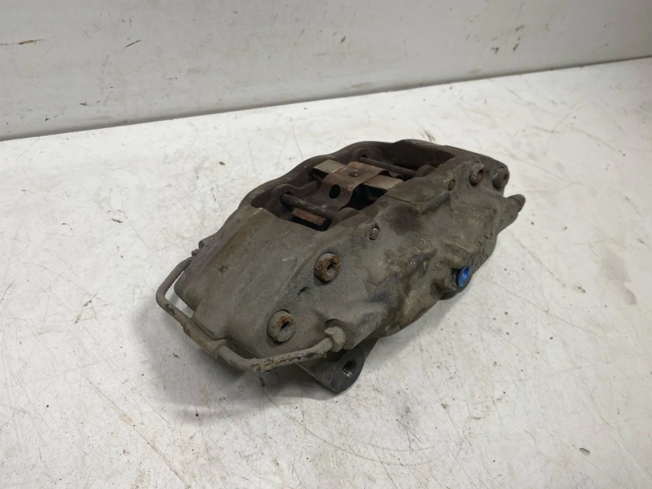 Tesla MODEL S 2013- Rear left brake caliper view 3