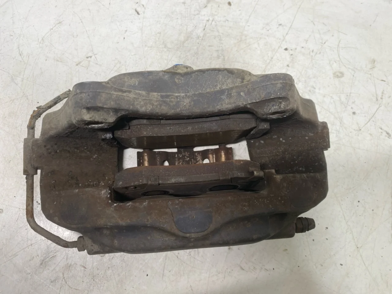Tesla MODEL S 2013- Rear left brake caliper view 4