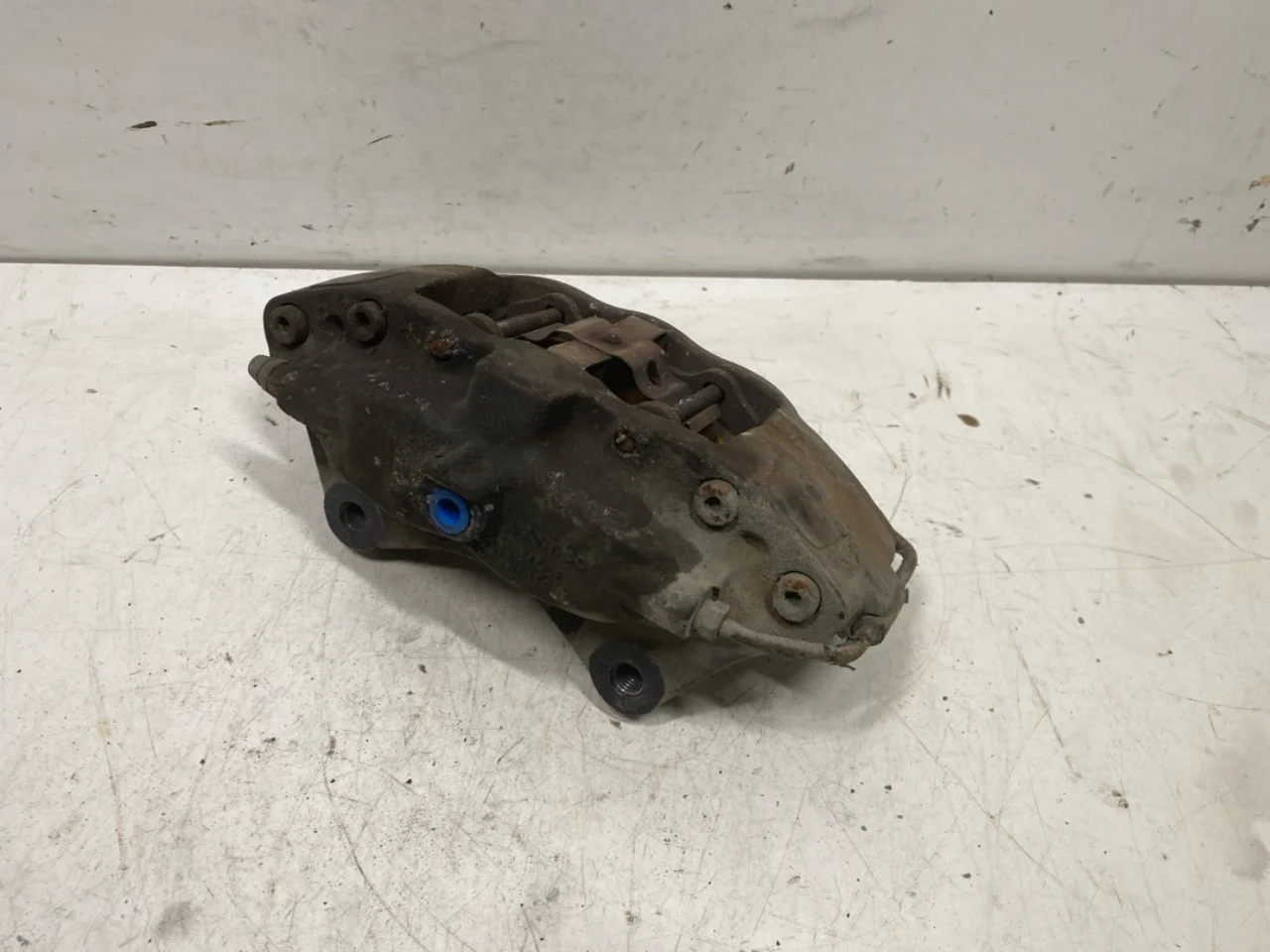 Tesla MODEL S 2013- Rear right brake caliper view 2