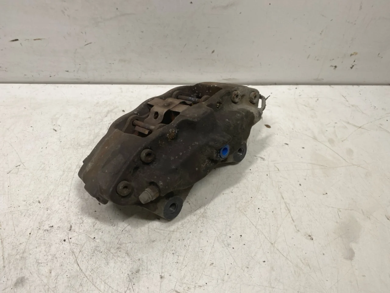 Tesla MODEL S 2013- Rear right brake caliper view 3