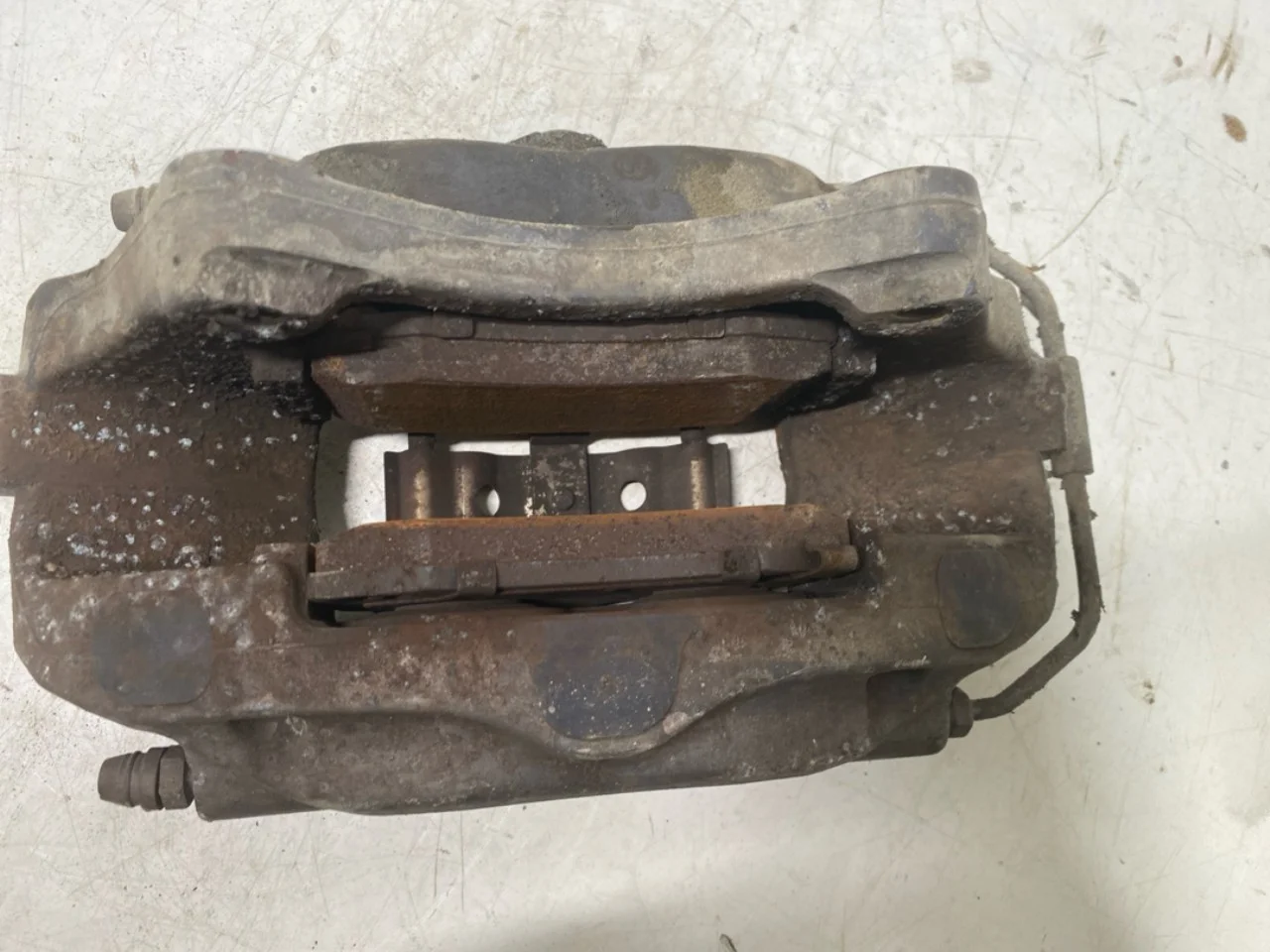 Tesla MODEL S 2013- Rear right brake caliper view 4
