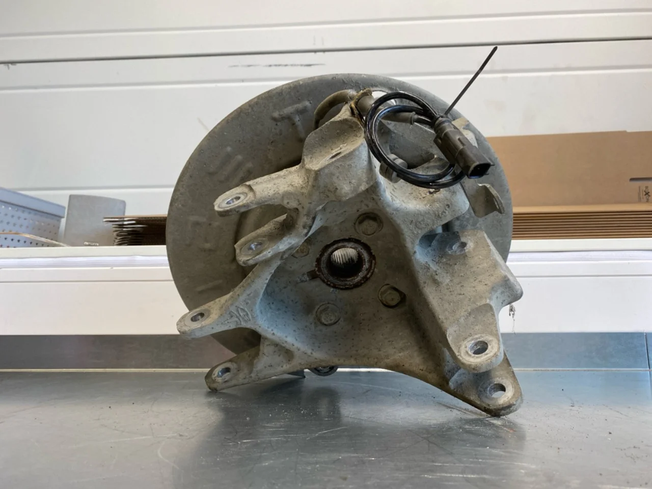 Tesla MODEL X 2016- Stub axle carrier, right rear view 2
