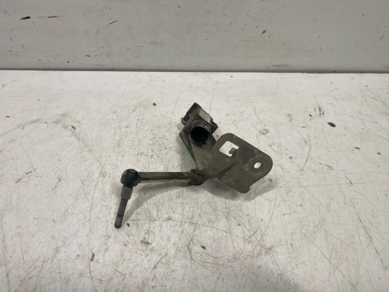 Tesla MODEL S 2013- Senzor reglaj nivel / suspensie pneumatică vedere 2