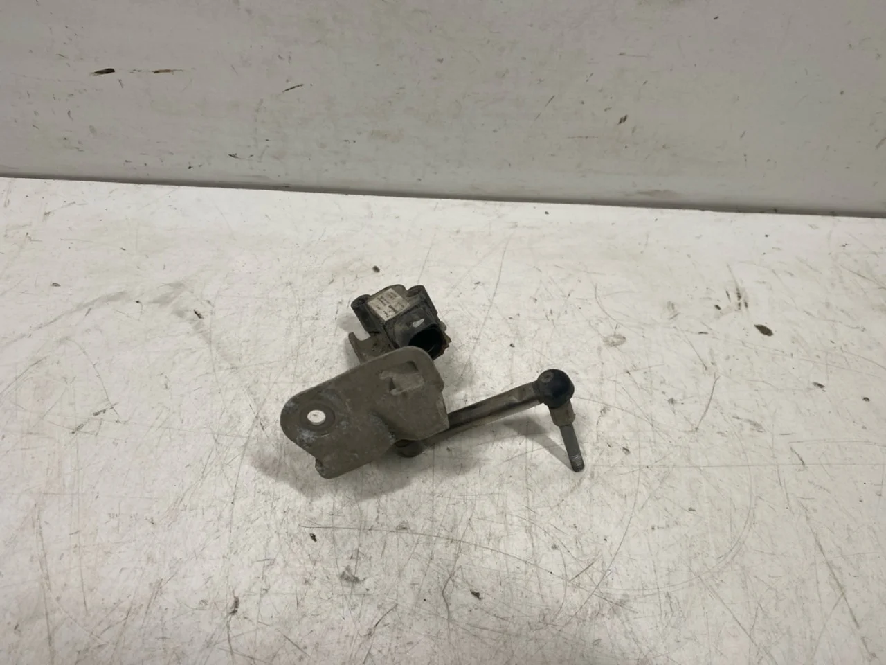 Tesla MODEL S 2013- Senzor reglaj nivel / suspensie pneumatică vedere 2