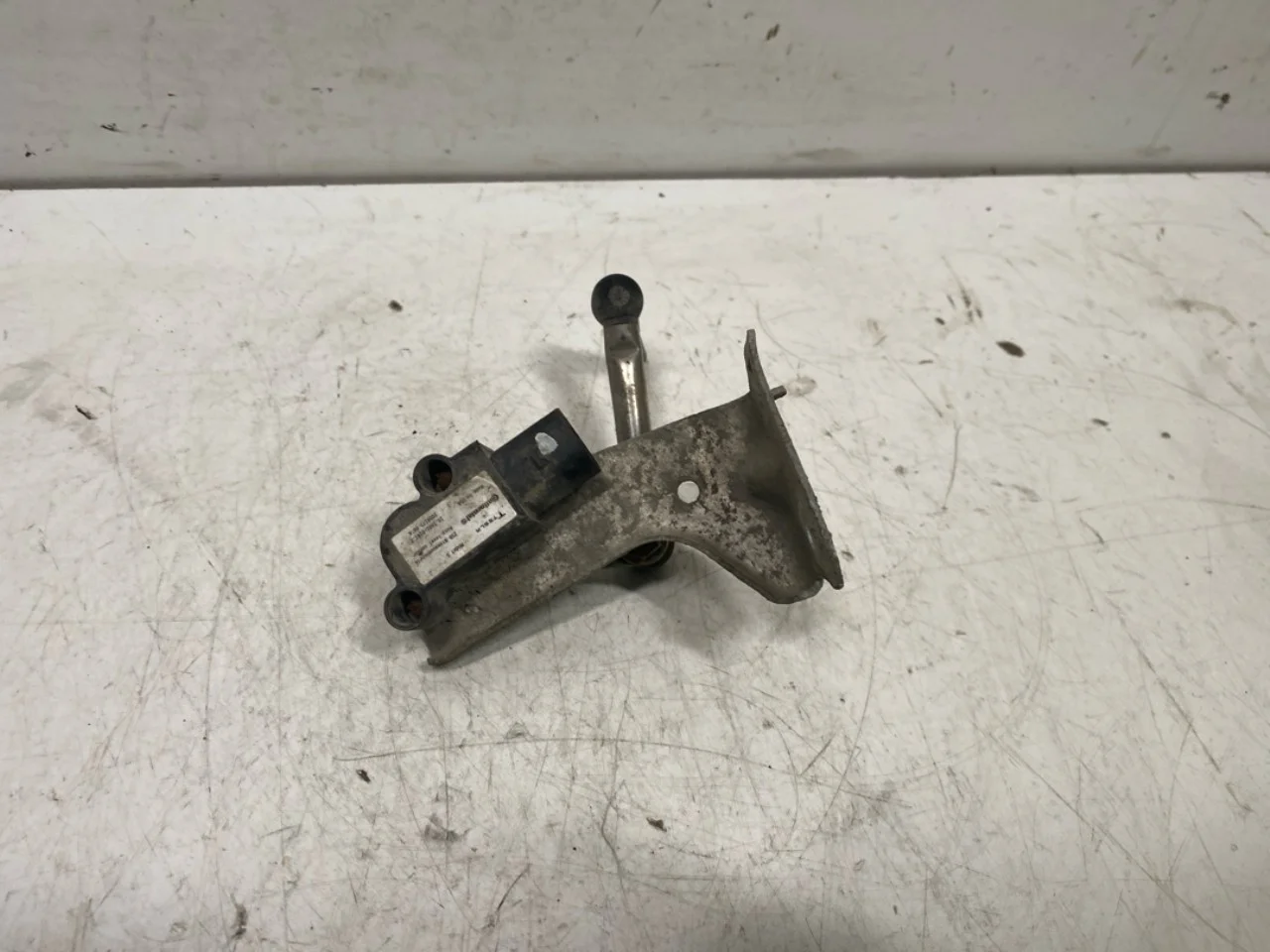 Tesla MODEL S 2013- Senzor reglaj nivel / suspensie pneumatică vedere 3